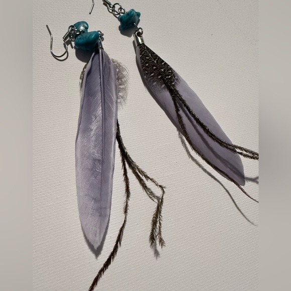 Vintage black, white and grey feather earrings with turquoise stones - Picture 3 of 4